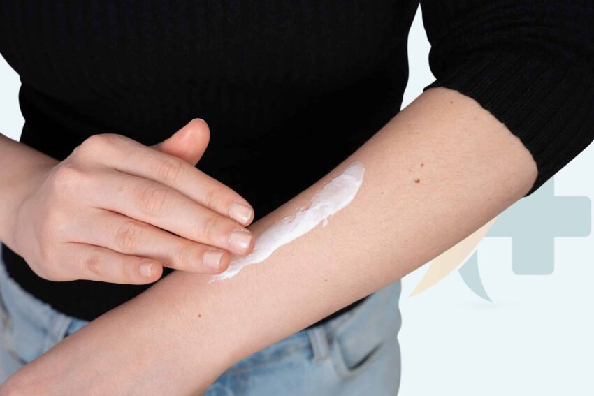 Påføring af lokalbedøvende creme på armen for at bedøve huden før en mindre medicinsk procedure.