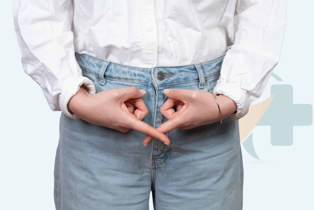 Primer plano de una persona señalando su área genital como referencia visual para verrugas genitales