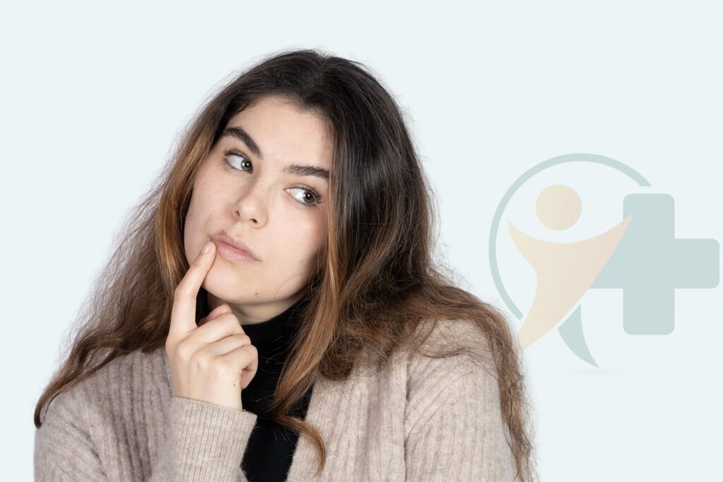 Jovem mulher pensativa tocando os lábios como referência visual a herpes labial