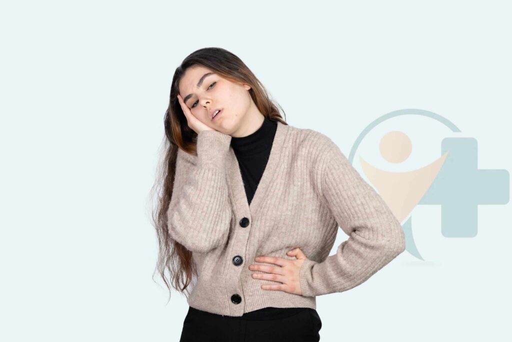 Kvinna med buksmärtor och trötthet orsakad av en vaginal svampinfektion, söker lindring genom svampbehandling.