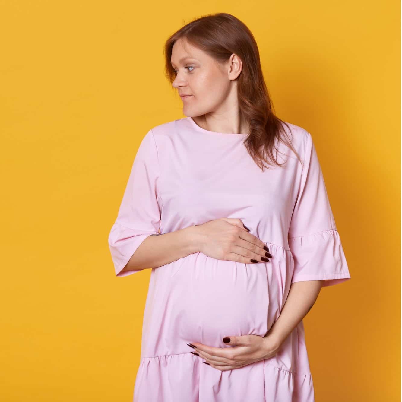 Welke factor draagt vaak bij aan urine-incontinentie bij vrouwen?