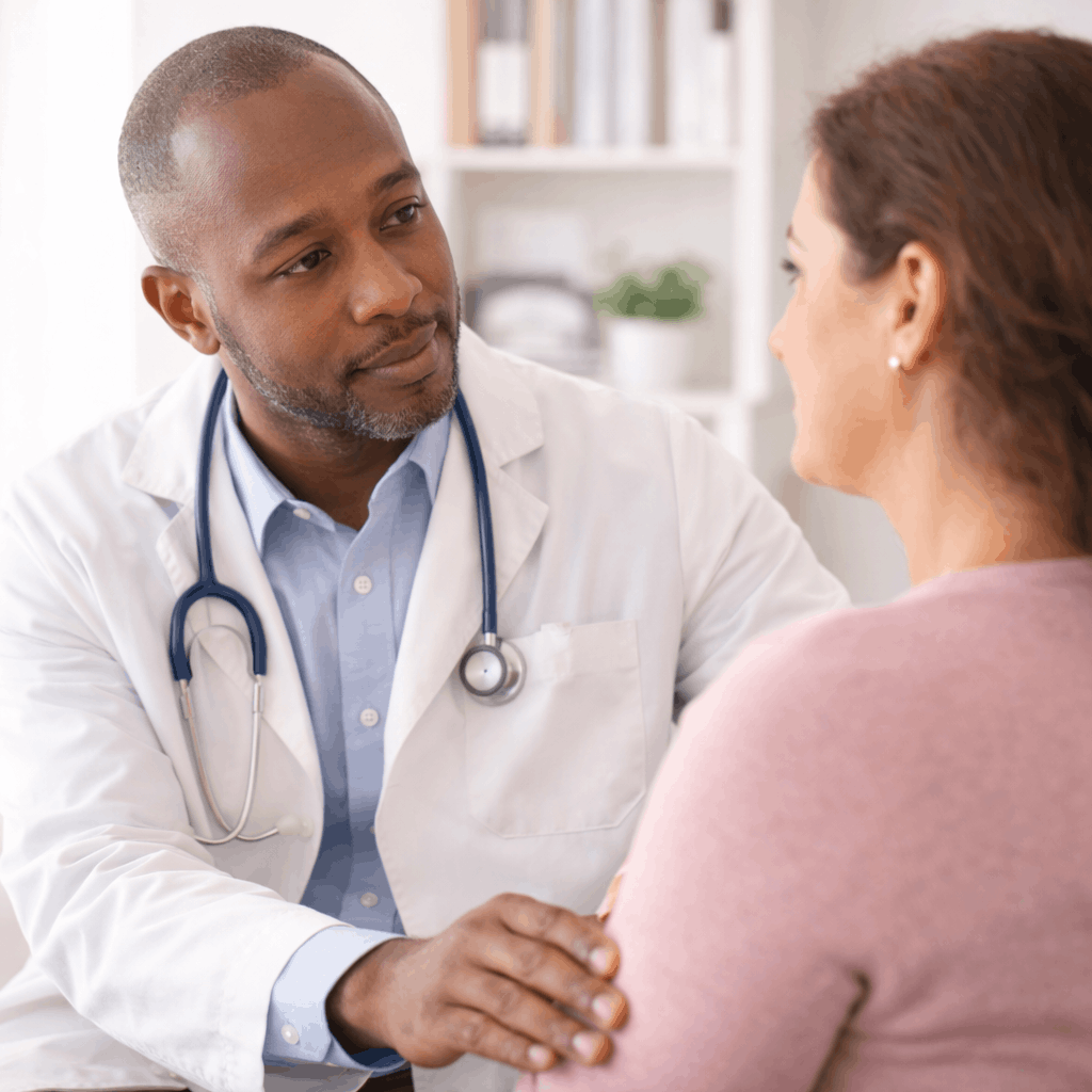 Hormoontherapie kan helpen om menopauzeklachten bij sommige vrouwen te verlichten, maar moet besproken worden met een zorgprofessional.